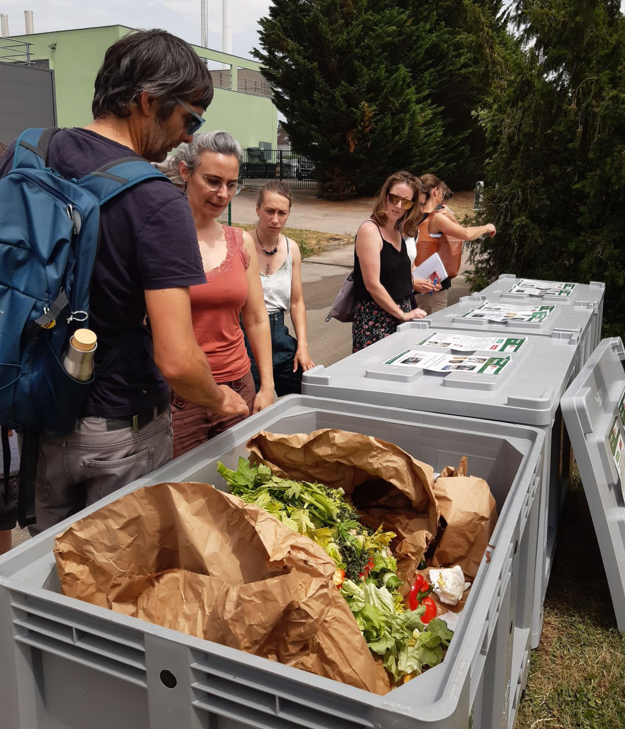 Citoyens_devant_Bacs_A_Compost